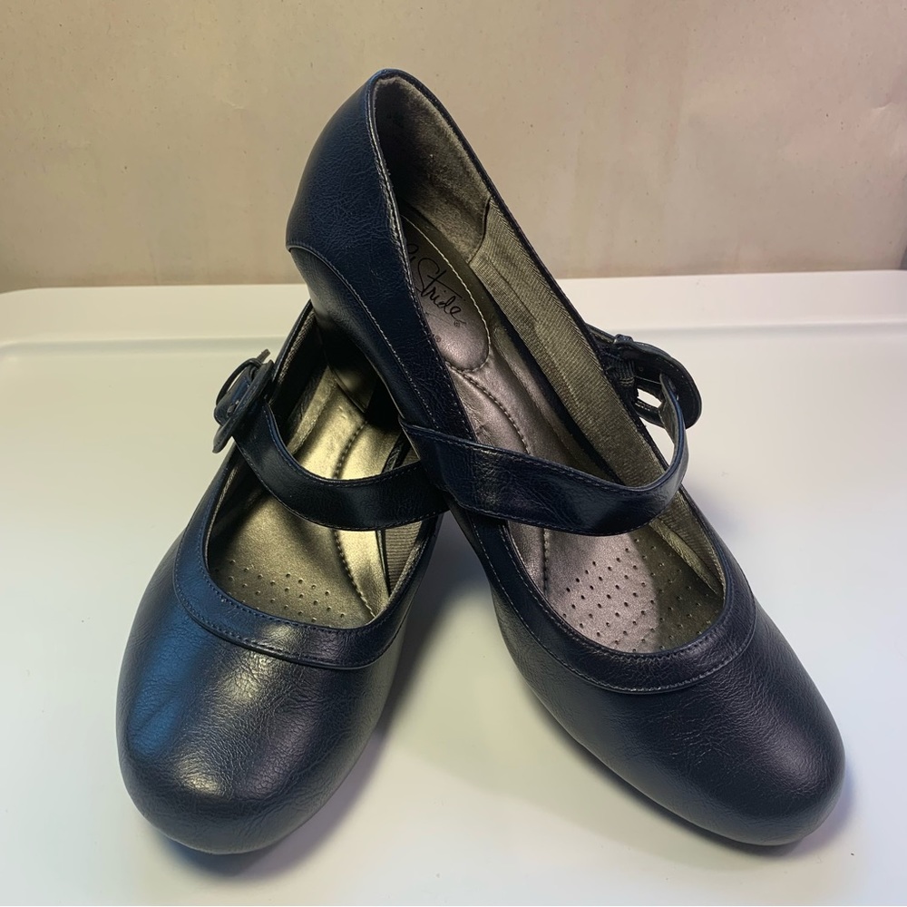 Life strides navy Rozz Maryjane pump size 9. Soft system comfort